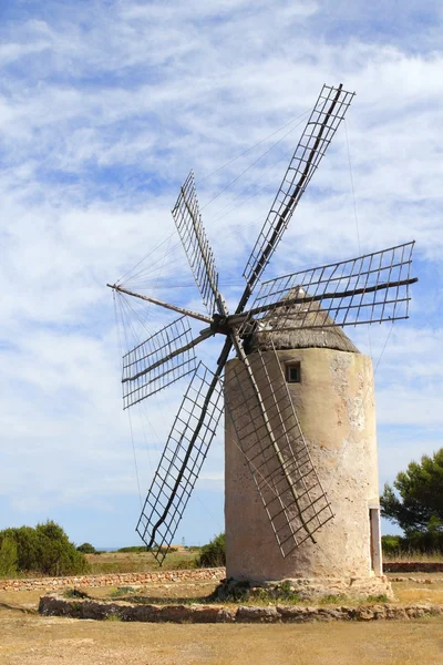 Sůl větrný mlýn tradiční formentera ibiza Baleárských — Stock fotografie