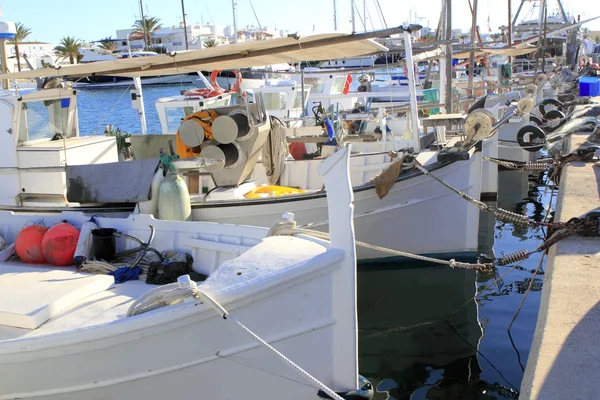 传统 menorquina fisherboats 福门特拉岛港口 — 图库照片