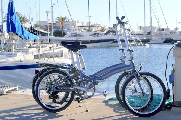 Due biciclette marine pieghevoli bici sul porto turistico — Foto Stock
