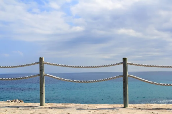 Deniz ip ve Ahşap korkuluk Küpeşte — Stok fotoğraf
