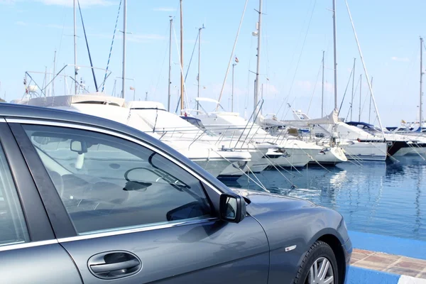 Luxusautos und Yachtsegelboote auf dem spanischen Yachthafen — Stockfoto
