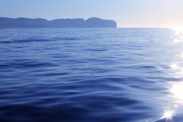 Nao Cape vista lejana azul reflejo de agua — Foto de Stock