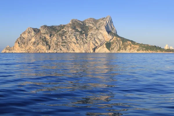 Ifach Penon mountain in Calpe from blue sea — Stock Photo, Image