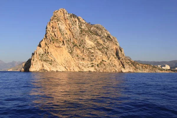 Ifach penon berg in calpe van blauwe zee — Stockfoto