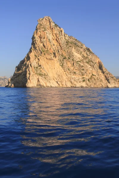 Ifach Penon montanha em Calpe a partir do mar azul — Fotografia de Stock