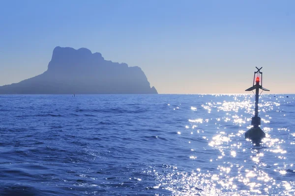 Calpe mavi sis arka ışık ifach penon dağ — Stok fotoğraf