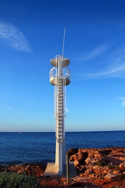 Baywatch torre di avvistamento bianca nel Mediterraneo — Foto Stock