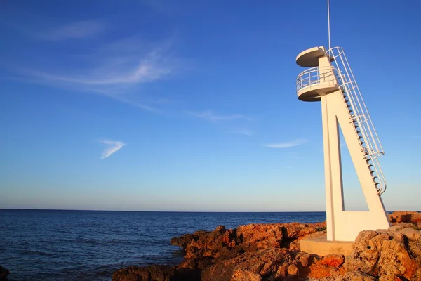 地中海で白いベイウォッチの眺望タワー — ストック写真