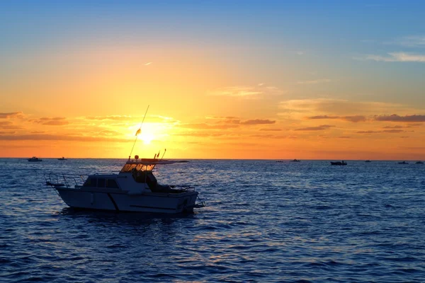 Zonsopgang visserij boot blauwe zee oranje hemel — Stockfoto