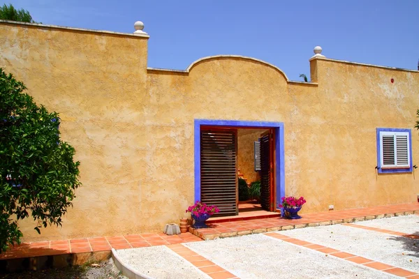 Piękny dom fasada żółty niebieski stylu śródziemnomorskim — Zdjęcie stockowe