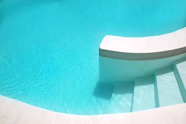 Beyaz havuzu turkuaz su temiz kompozisyon — Stok fotoğraf
