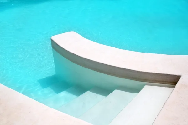 Witte zwembad turquoise water schoon samenstelling — Stockfoto