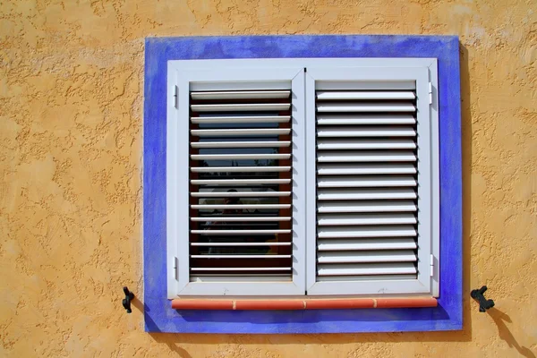 Mediterrán fa kék ablakkeret — Stock Fotó