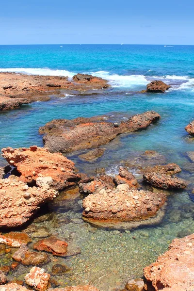 Las rotas błękitne Morze Śródziemne brzeg denia — Zdjęcie stockowe
