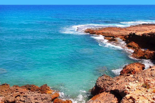 Las rotas błękitne Morze Śródziemne brzeg denia — Zdjęcie stockowe
