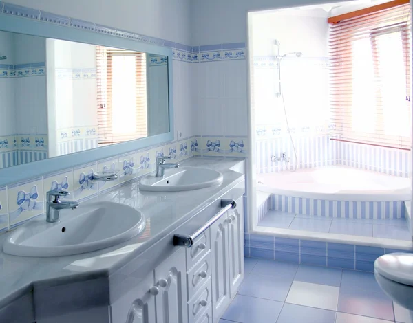 Decoración de azulejos interiores de baño azul clásico —  Fotos de Stock
