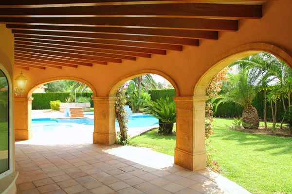 Colonnato archi casa piscina giardino — Foto Stock