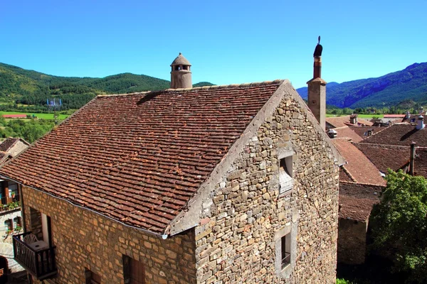 Hecho Valley Pirenei villaggio tetto e montagna — Foto Stock