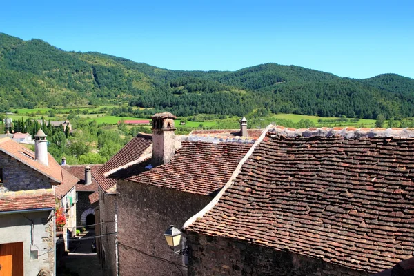 Hecho Valley Pyrenees village roof and mountain — Stock Photo, Image