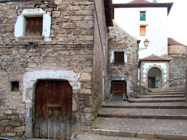 Hecho vallei dorp stenen straten in Pyreneeën — Stockfoto