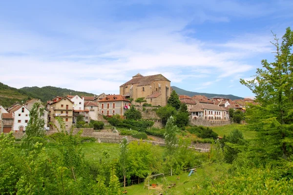 Hecho wieś Pireneje z romańskim kościołem — Zdjęcie stockowe
