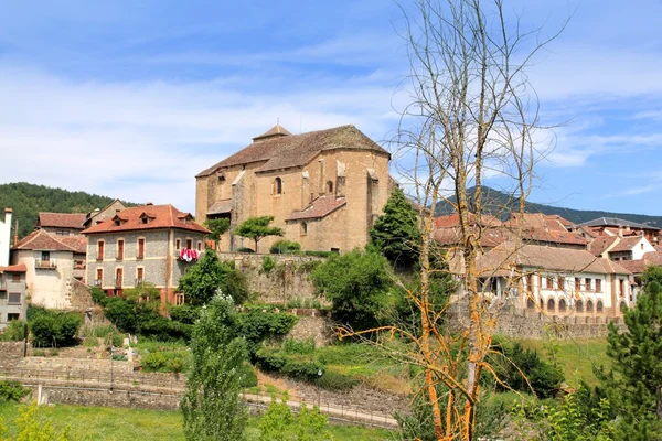 Hecho wieś Pireneje z romańskim kościołem — Zdjęcie stockowe