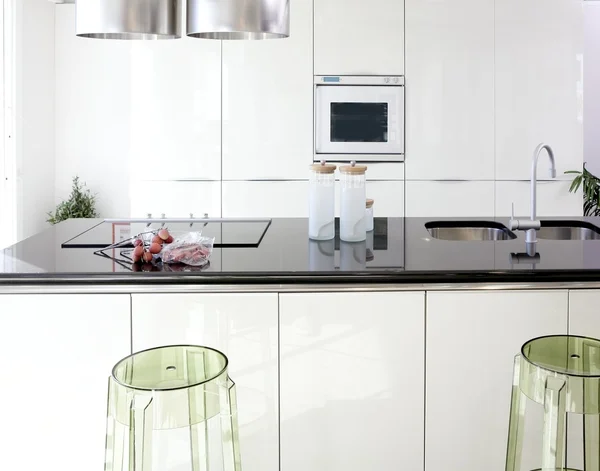 Moderní bílá kuchyně čistý design interiéru — Stock fotografie