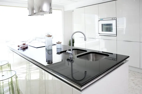 Современная белая кухня чистый дизайн интерьера — стоковое фото