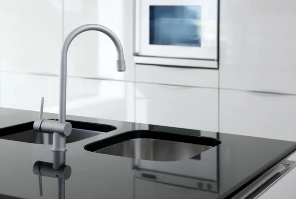 Mutfak musluk ve fırın modern beyaz — Stok fotoğraf