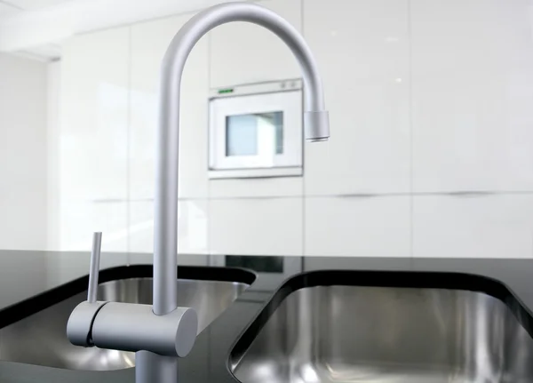 Mutfak musluk ve fırın modern beyaz — Stok fotoğraf