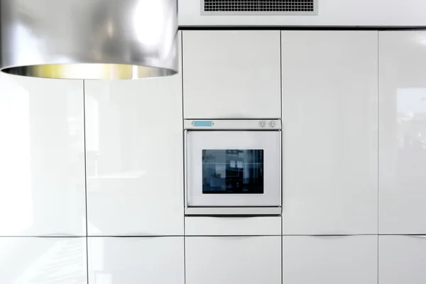 Kuchyň bílá trouba moderní architekturu detaily — Stock fotografie