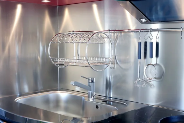 Кухонная раковина из серебра и плита из стеклокерамики — стоковое фото