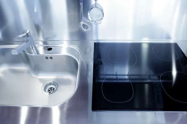 银色的厨房水槽和 vitroceramic 炉滚刀 — 图库照片