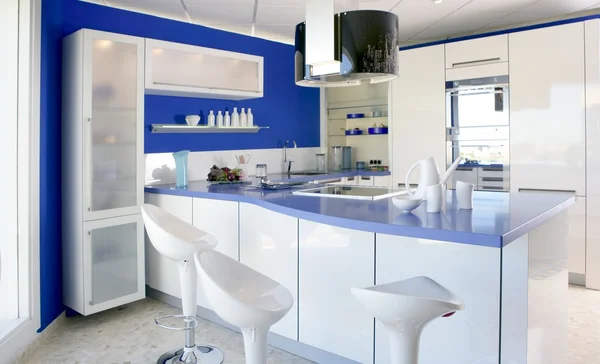 블루 화이트 주방 모던 인테리어 디자인 하우스 — 스톡 사진