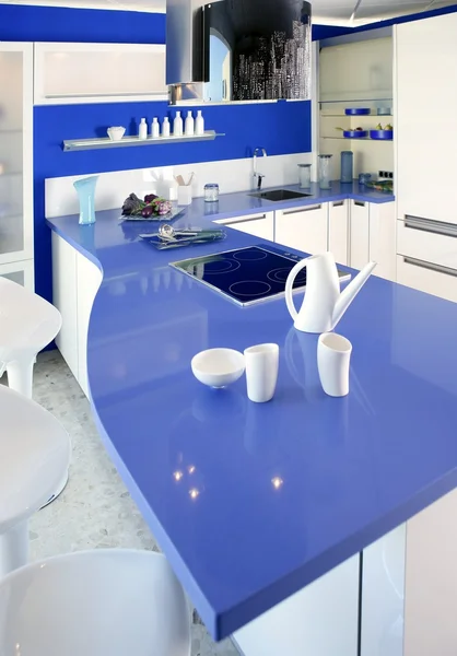 Μπλε λευκό κουζίνα μοντέρνο εσωτερικό σχεδιασμό σπίτι — Φωτογραφία Αρχείου