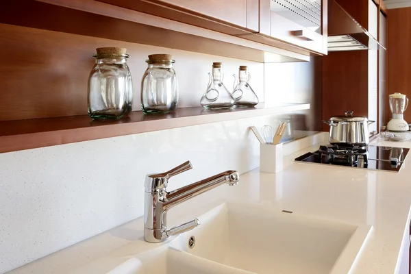 Červené dřevěné kuchyňské bílé kuchyňské lavice — Stock fotografie