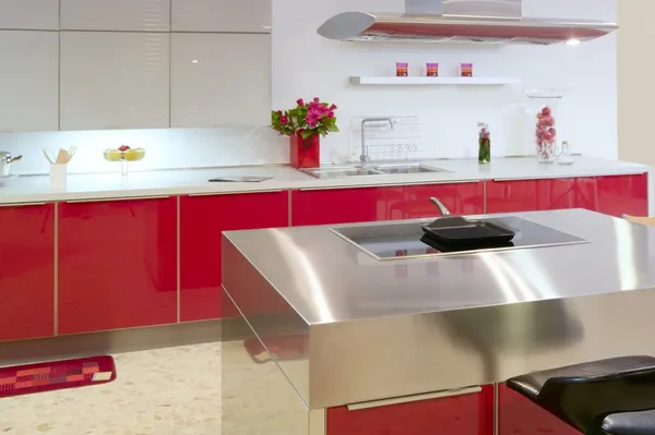 Červený ostrov kuchyň stříbrná moderní interiér domu — Stock fotografie
