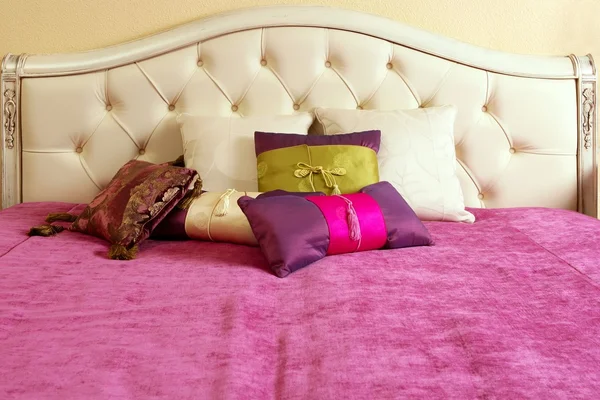 Estofos de diamante cama cabeça rosa cobertor — Fotografia de Stock