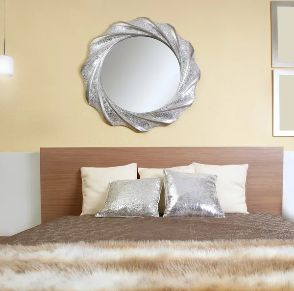Dormitorio moderno espejo de plata manta de piel falsa — Foto de Stock