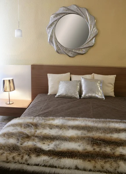 Dormitorio moderno espejo de plata manta de piel falsa — Foto de Stock