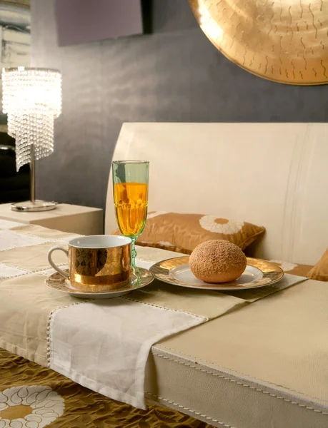 Asiatiska moderna sovrum lyx frukostbordet — Stockfoto