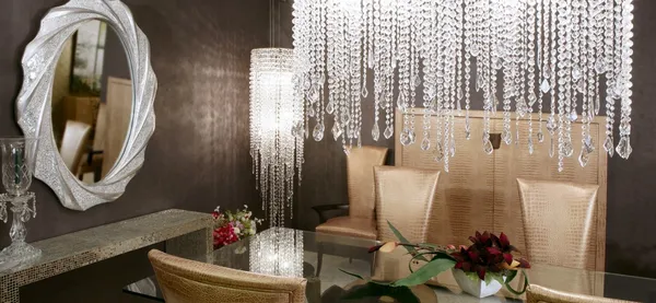 Sala de jantar lâmpada de cristal cadeiras douradas — Fotografia de Stock
