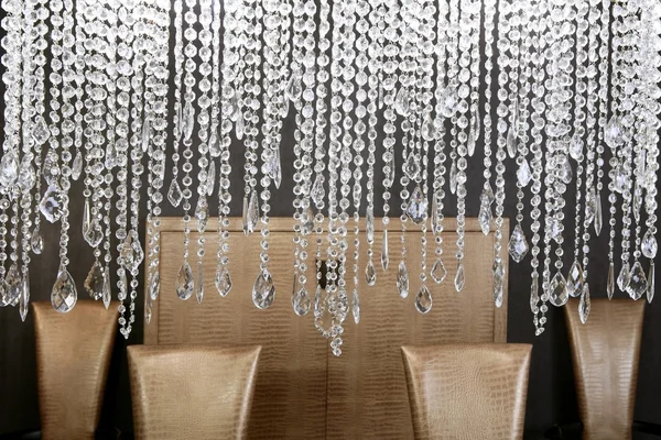 Sala de jantar lâmpada de cristal cadeiras douradas — Fotografia de Stock