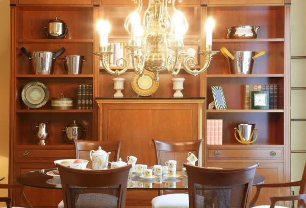 Klassieke levende roomwar houten meubels en kroonluchter — Stockfoto