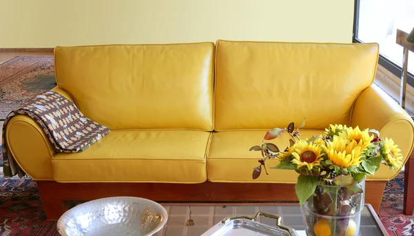 Sofá de cuero amarillo interior ramo de girasol —  Fotos de Stock