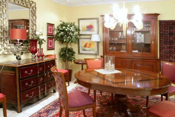 Tavolo da soggiorno classico mobili in legno caldo — Foto Stock