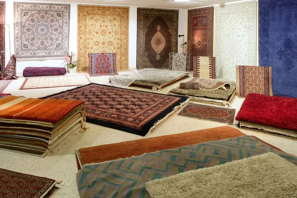阿拉伯语地毯店展多彩地毯 — 图库照片