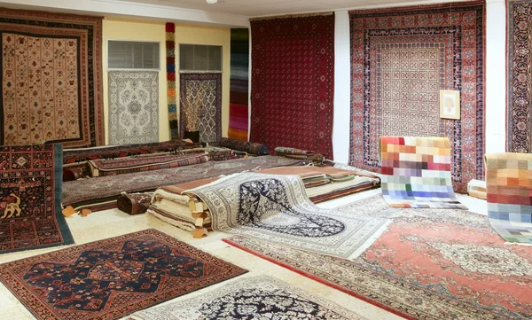 Arabic carpet shop exhibition colorful carpets — Stock Photo, Image