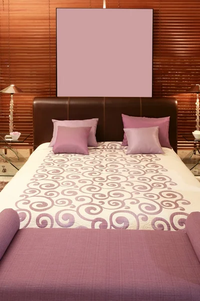 Fioletowy pokój łóżko ciepłe drewno słoneczna — Zdjęcie stockowe