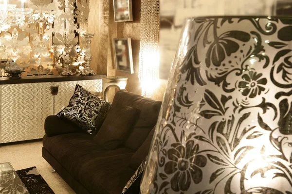 Sala de estar treinador sofá preto mobiliário prata — Fotografia de Stock